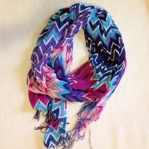 Lightweight zigzag geometric scarf