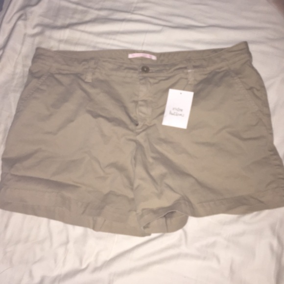 Victoria's Secret khaki shorts. So cute. 👍👍