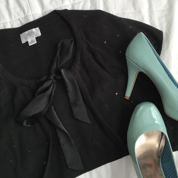 Black short-sleeved capelet
