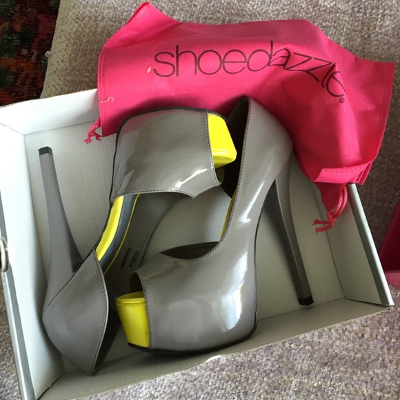 *NEVER WORN!* Grey Pumps
