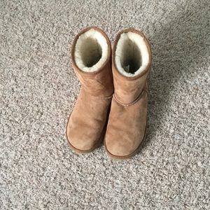Tan short uggs