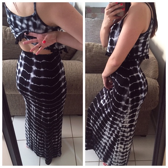 ✖️SOLD✖️ CCO SALE ▪️Tie-Dye Pom Pom Maxi Dress - Picture 2 of 2