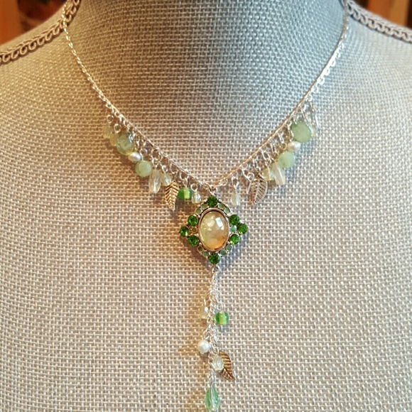 🆕 Boutique crystal earrings and necklace set - Picture 2 of 4
