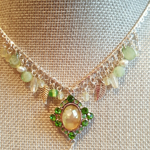 🆕 Boutique crystal earrings and necklace set - Picture 3 of 4