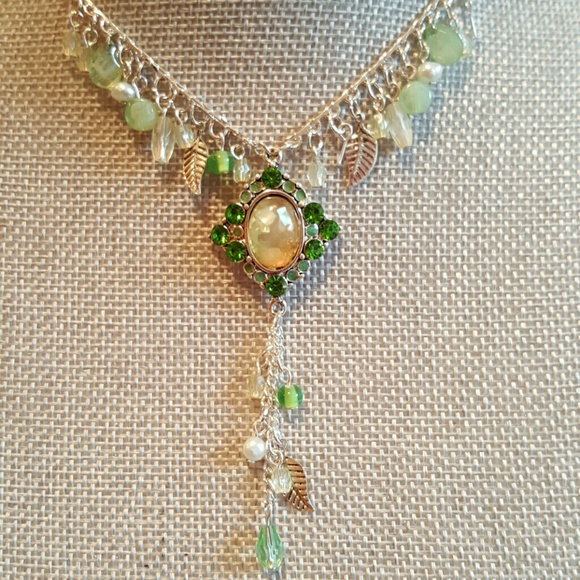 🆕 Boutique crystal earrings and necklace set - Picture 4 of 4