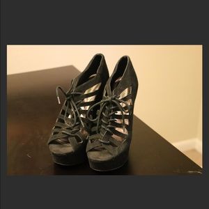 STEVE MADDEN black wedges