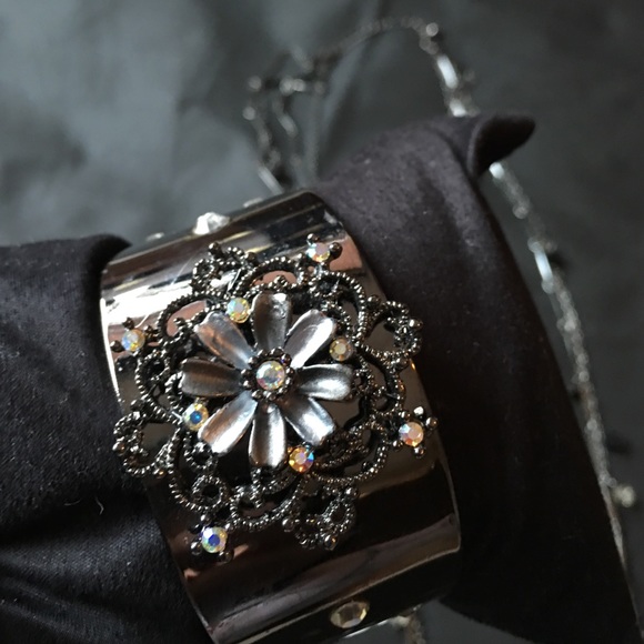 Set - Picture 2 of 4