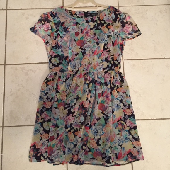 Topshop Dresses & Skirts - Topshop floral dress