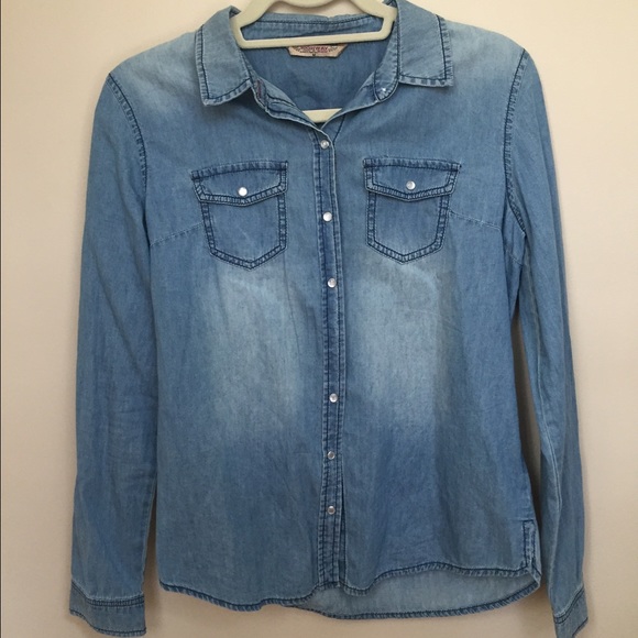 Stretchy jean jacket shirt. REALLY COMFY OMG.
