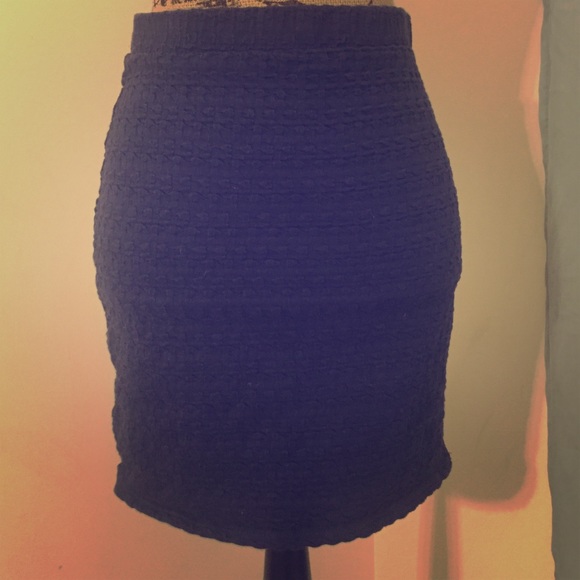 Textured form fitting skirt