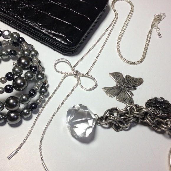 NWT Long Bow Necklace -SILVER - Picture 3 of 3