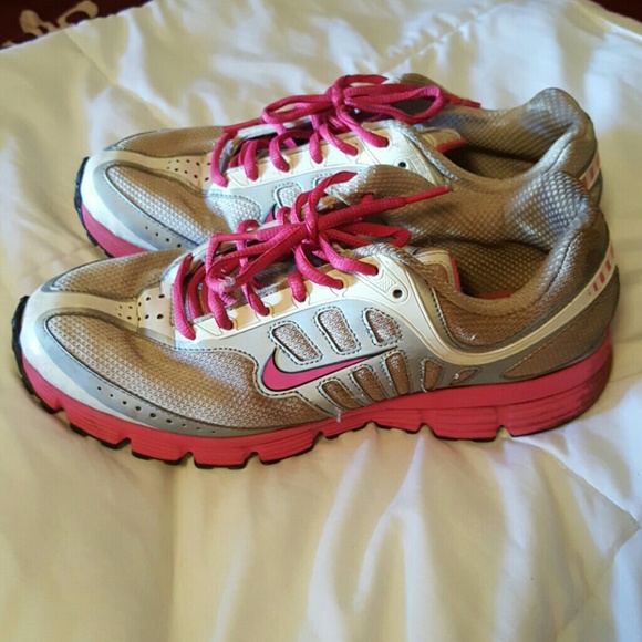 Womens Nike tennis shoes