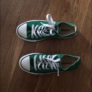 Dark green low top converse