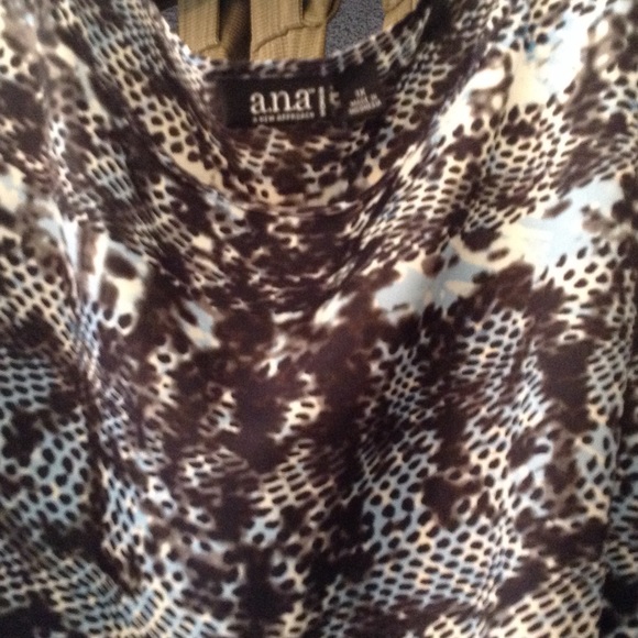 Women's Blouse - Picture 2 of 4