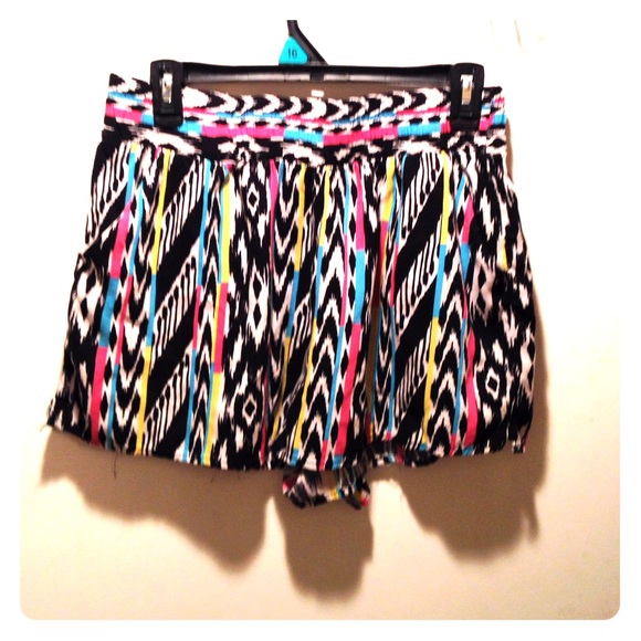 Super fun patterned short!
