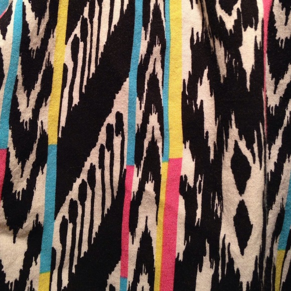 Super fun patterned short! - Picture 2 of 2