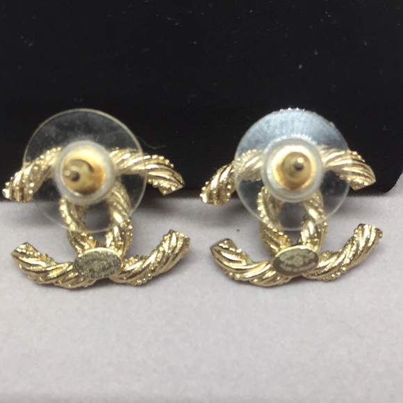 ✨SOLD✨Chanel CC Earrings - Picture 3 of 4