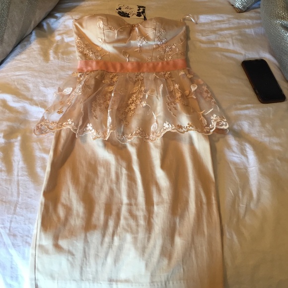 SOLD🎉🎉NWT! Nude strapless floral dress