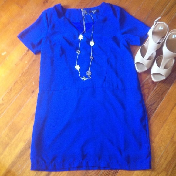 NWOT Short Sleeve V-neck Shift Dress
