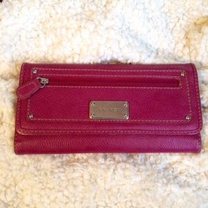 FINAL PRICE DROP!! 👛 Nine West Wallet