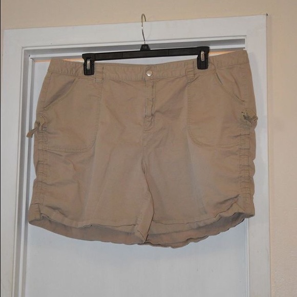 SOLD!!!  New Directions Khaki shorts 22W - Picture 1 of 2