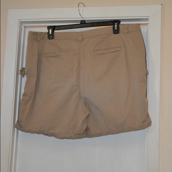 SOLD!!! New Directions Khaki shorts 22W - Picture 2 of 2