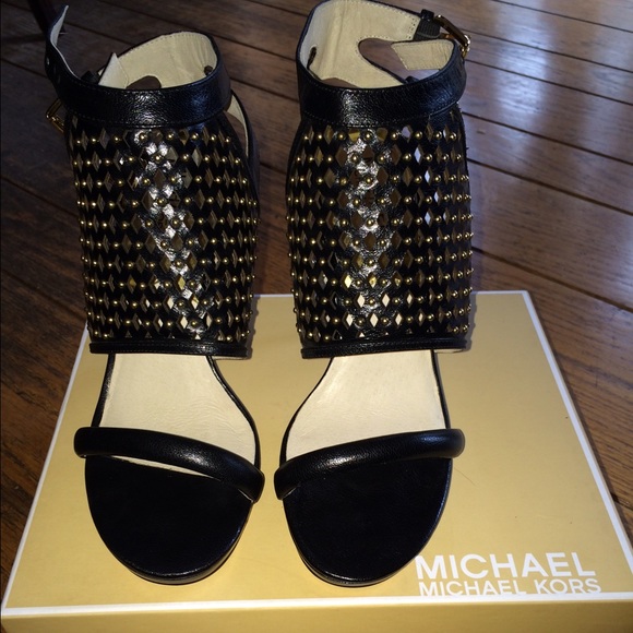 NWOT Michael Kora Black & Gold Heels
