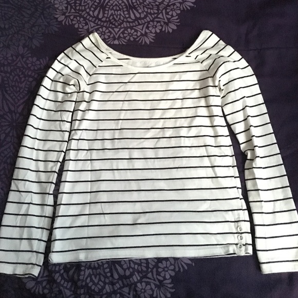 white and black long sleeve shirt