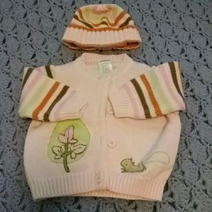 Sweater with matches ng bonnet