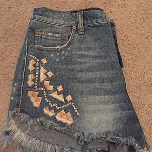 Great pair of high wasted shorts.