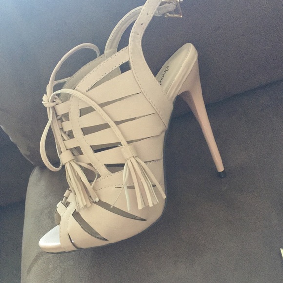 Nude Pumps