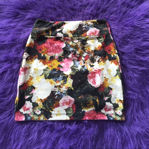 003🍂 Silence + Noise Floral Bodycon Skirt - Picture 2 of 4