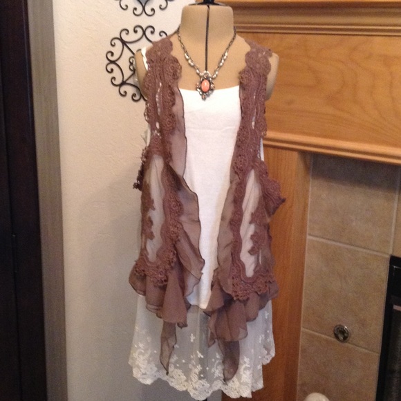 BEAUTIFUL LACE VEST/TOP-RUNS S/M OR M/L - Picture 3 of 4