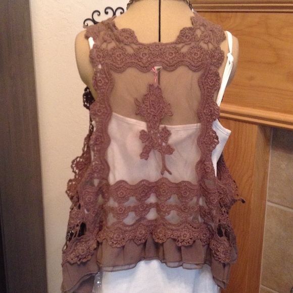 BEAUTIFUL LACE VEST/TOP-RUNS S/M OR M/L - Picture 4 of 4