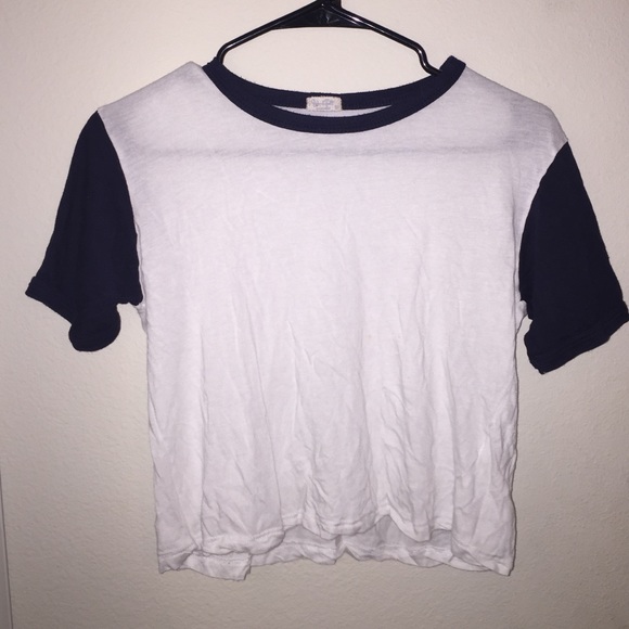 BRANDY MELVILLE FLOWY BASEBALL CROP TEE💖💦