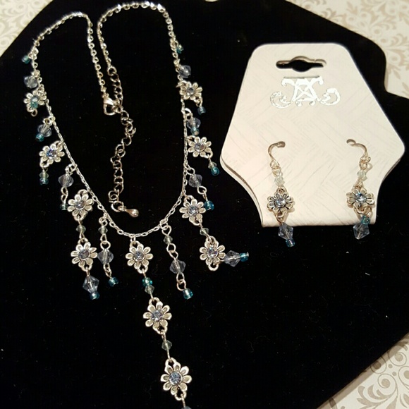 🆕 Boutique crystal earrings and necklace set - Picture 3 of 4
