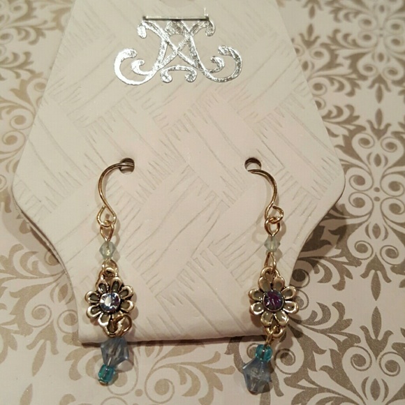 🆕 Boutique crystal earrings and necklace set - Picture 4 of 4
