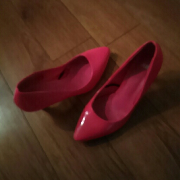 Neon hot pink pumps!