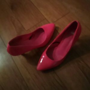 Neon hot pink pumps!
