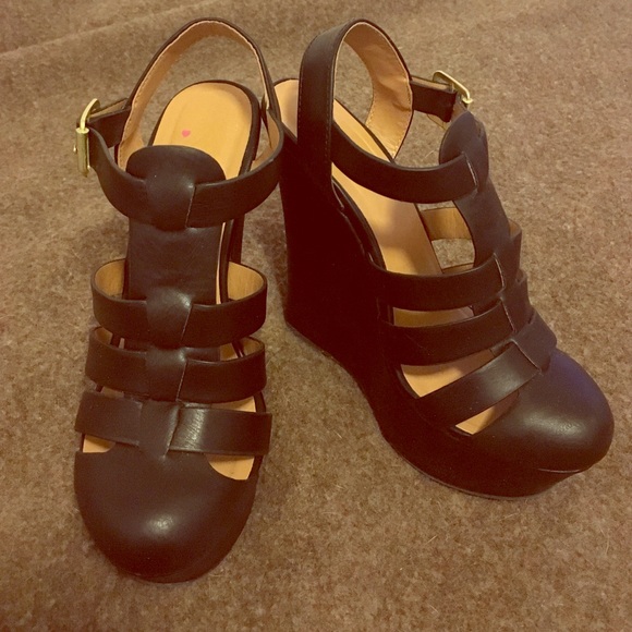 Shoes - Pin up Inspired Black Wedges