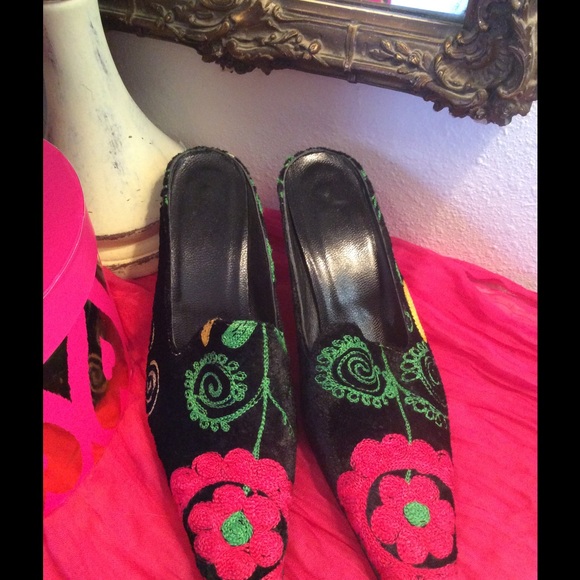 Colorful embroidered mules - Picture 1 of 4