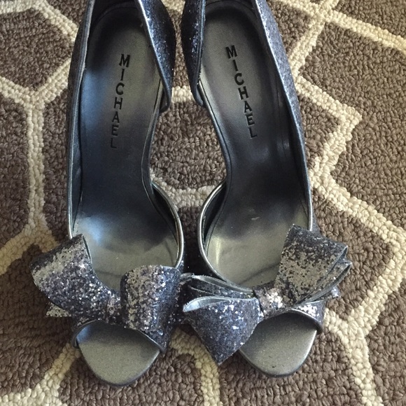 Michael Shoes - Bow on the toe pumps!