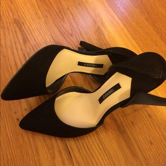 🌼New black faux suede slings back heels🌼