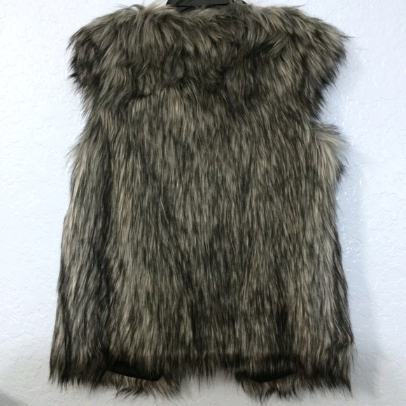 HOST PICK'🎉🎈NWT Chic JS Faux Fur Sleeveless Vest - Picture 2 of 4