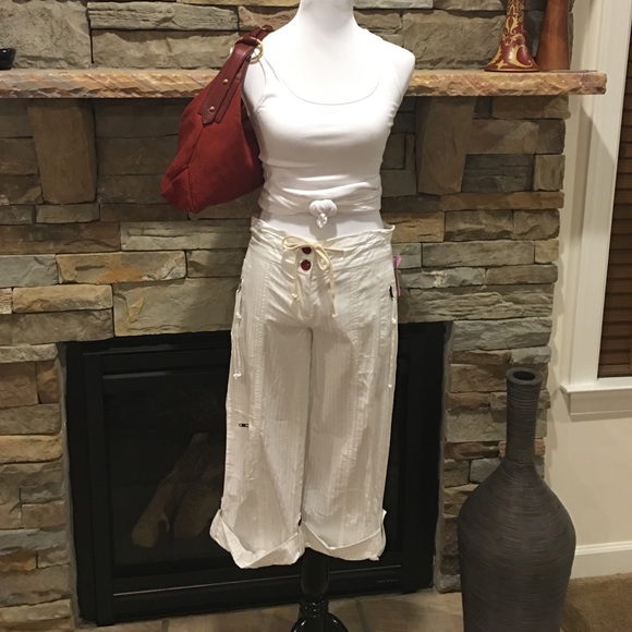 Zinc Pants - White Bermuda pants.