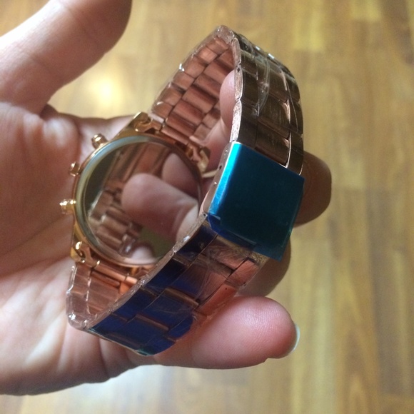 New classy Rose gold rhinestone watch - Picture 4 of 4