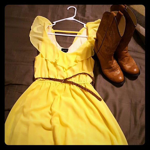 Butter yellow Rue21 dress size m