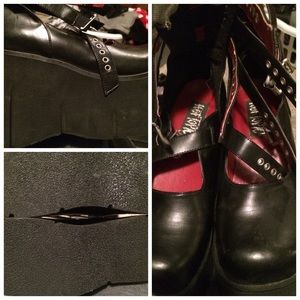 Women's platform buckle boots