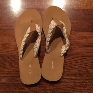 Cream & tan flip flops✨