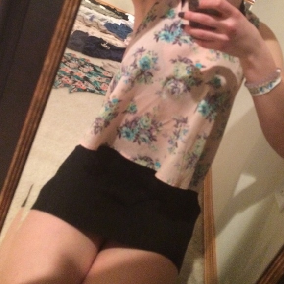 a pink floral crop top - Picture 1 of 4